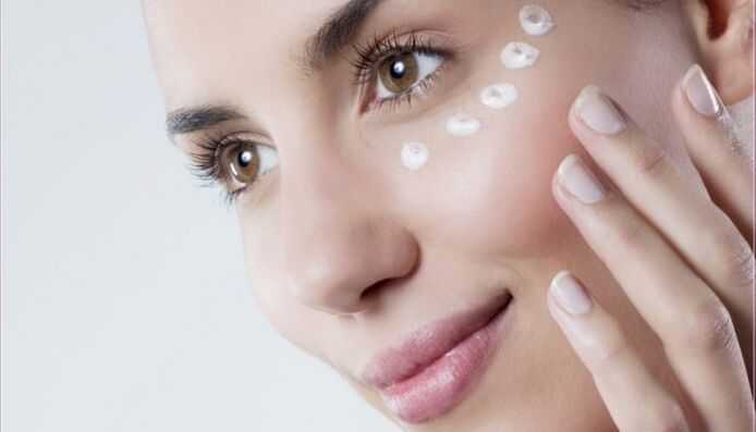 Revitalizing the skin around the eyes with cream