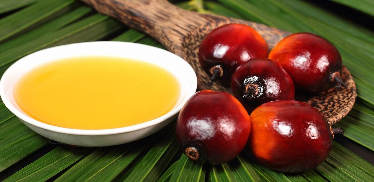 Palm oil renews the skin